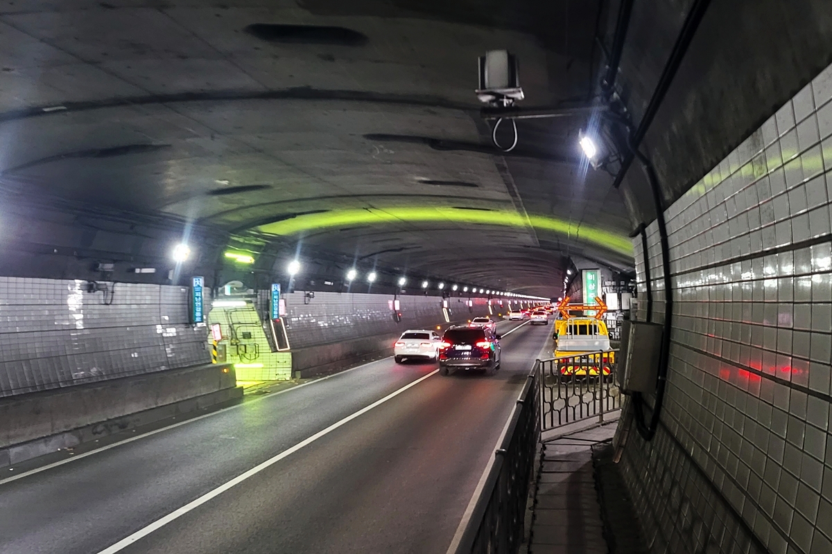 만약 터널에 불이 났다면? 연기 속에도 빛나는 '안전빛색' 
