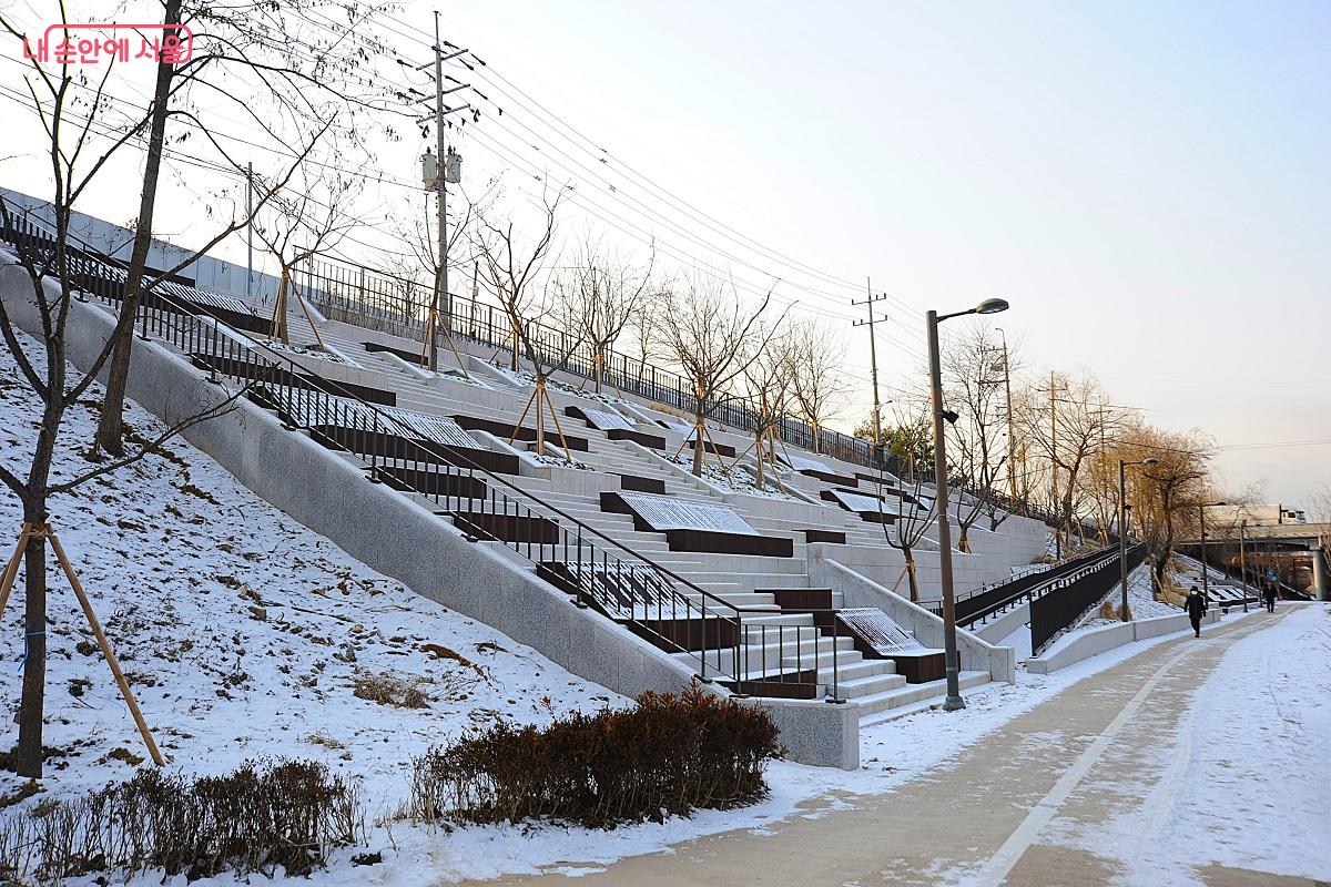 다른 한 곳의 수변 스탠드형 쉼터인 &lsquo;숲자리&rsquo; &copy;조수봉