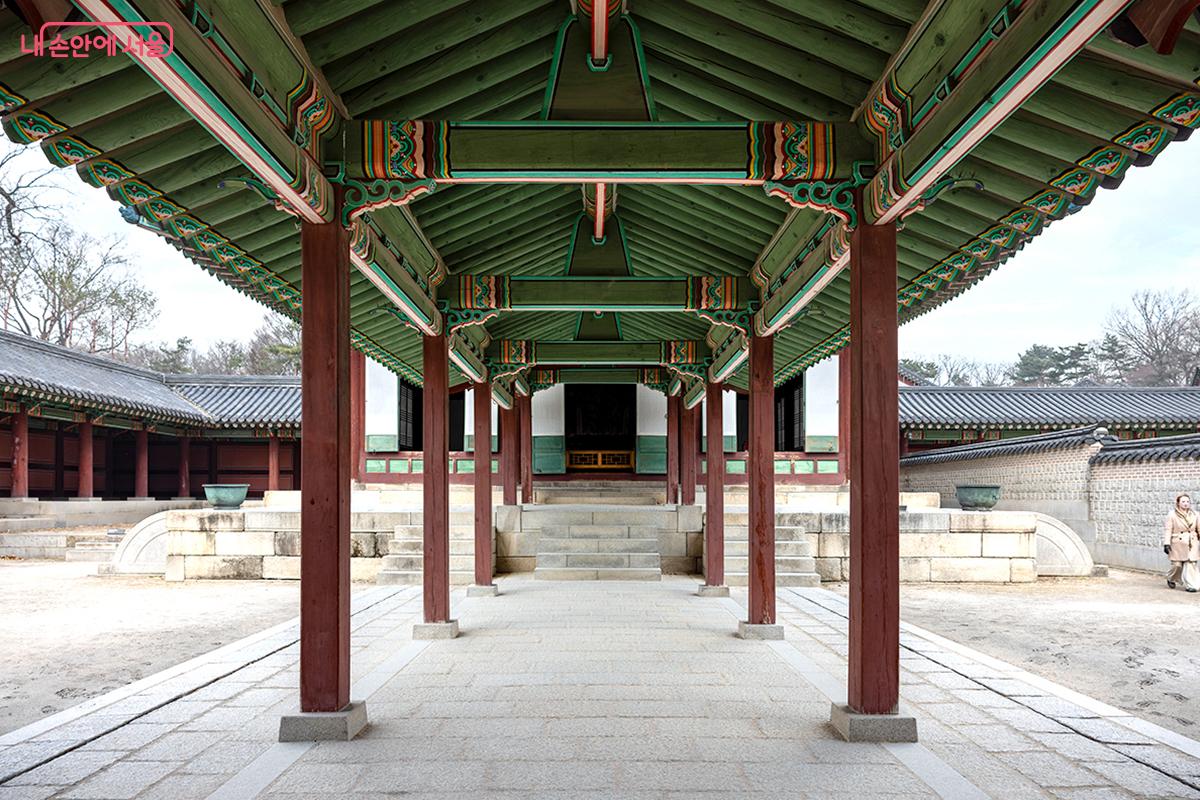 현재 남아있는 궁궐 건물 중 유일하게 청기와 지붕 선정전 ©장신자