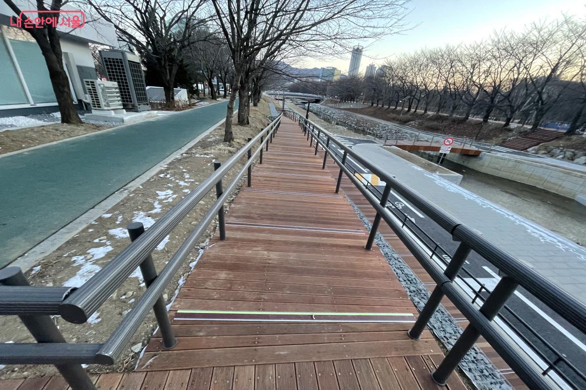 여의천변 산책로와 자전거 길로 연결되는 무장애 데크길 ⓒ이정민 