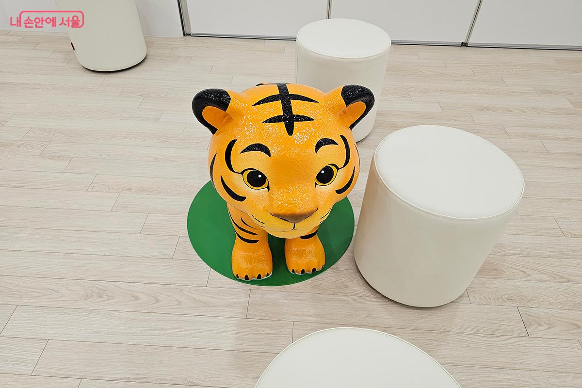 아이들은 자연스럽게 몸을 움직이며 촉감 놀이와 신체 활동을 할 수 있다. &copy;백승훈