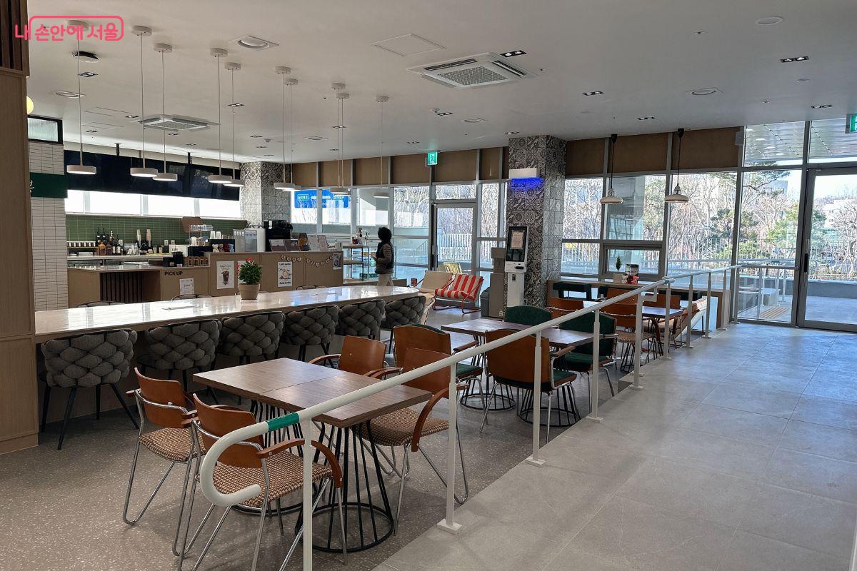 어르신 일자리와 연계된 늘봄카페와 베이커리는 복지가 일상 속에서 작동하고 있음을 보여주고 있다. &copy;김재형