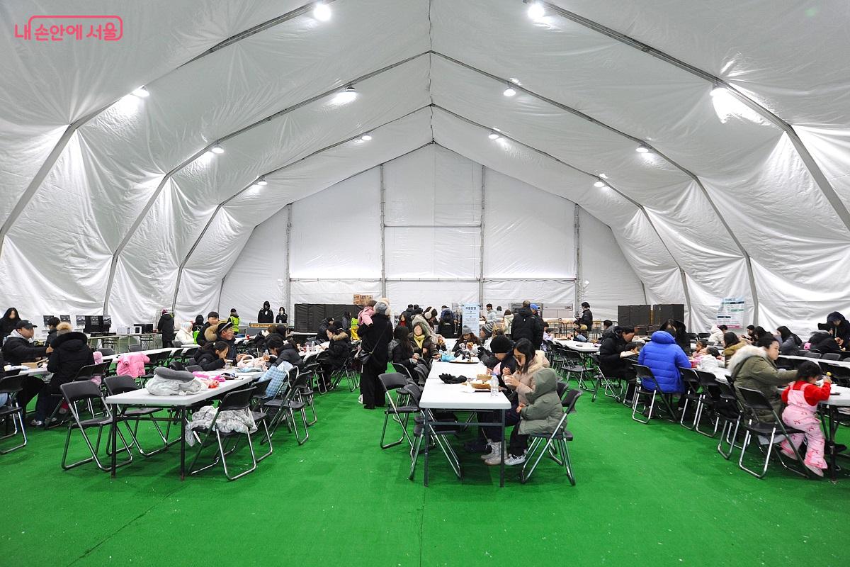 각 눈썰매장에는 대형 텐트형 먹거리 장터가 운영된다. &copy;조수봉