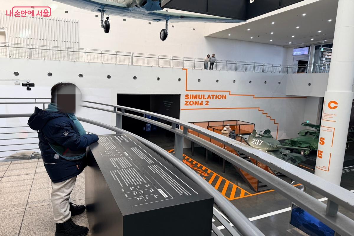 전쟁기념관 내 대형 무기실의 모습
