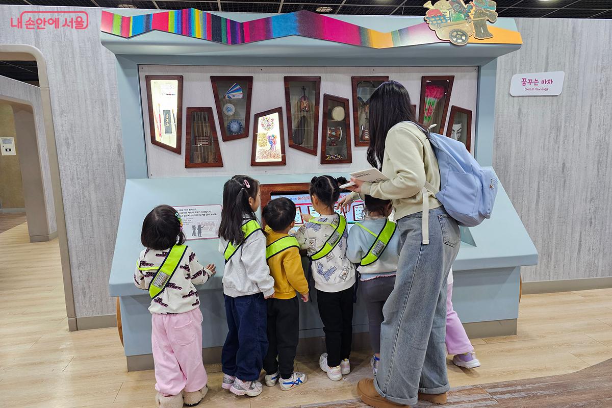 1층 &lsquo;예술놀이&rsquo; 코너의 &lsquo;꿈꾸는 마차&rsquo; 전시에서는 다양한 재료와 도구를 볼 수 있다. &copy;백승훈