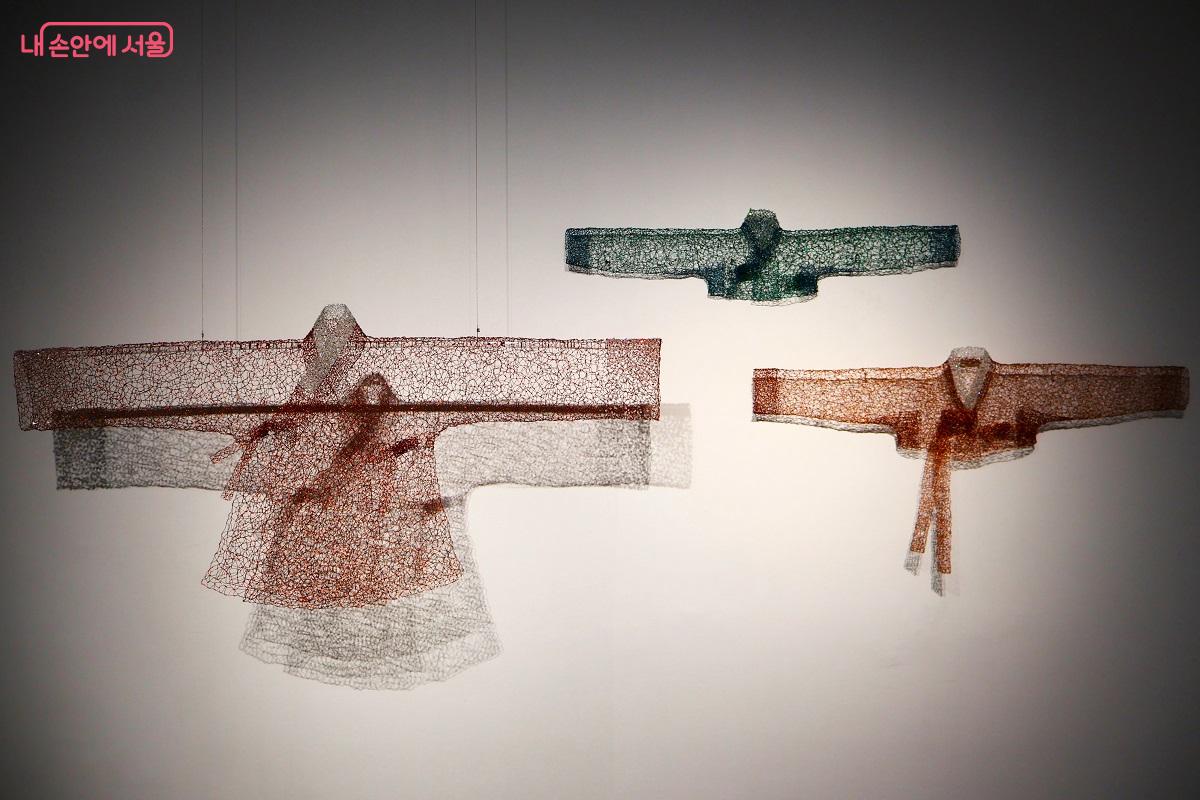 3부 'ENLIGHTENING'에서는 한복의 선과 색, 흔들림과 여백을 현대적으로 재해석한 작업을 소개한다. &copy;이봉덕