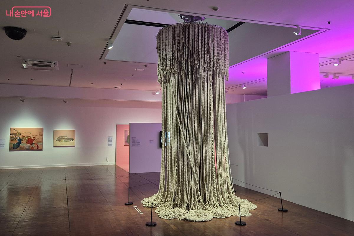 110점의 방대한 작품들은 급변하는 시대 속에서 정체성과 가치가 무엇인지 보여준다. &copy;이혜숙