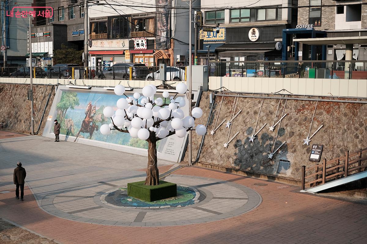 다채로운 빛 조형물 등이 반겨주는 도림천 산책로 &copy;김아름