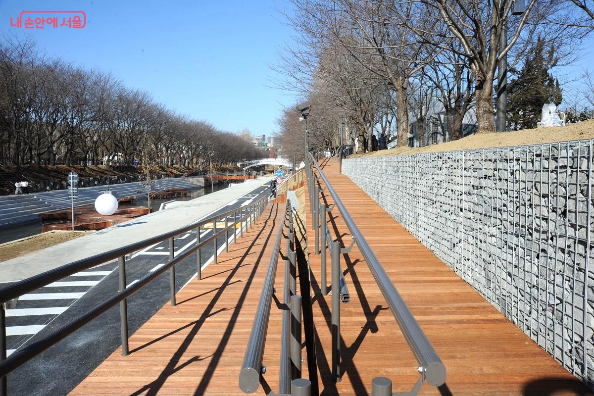 여의천변과 카페가 연결되는 무장애 데크길 &copy;조수봉