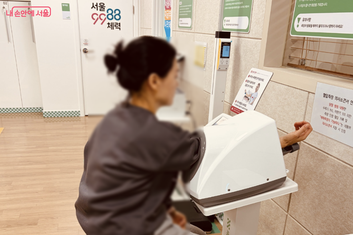 준비운동을 마친 뒤 혈압을 측정하고 있다. ©김경선