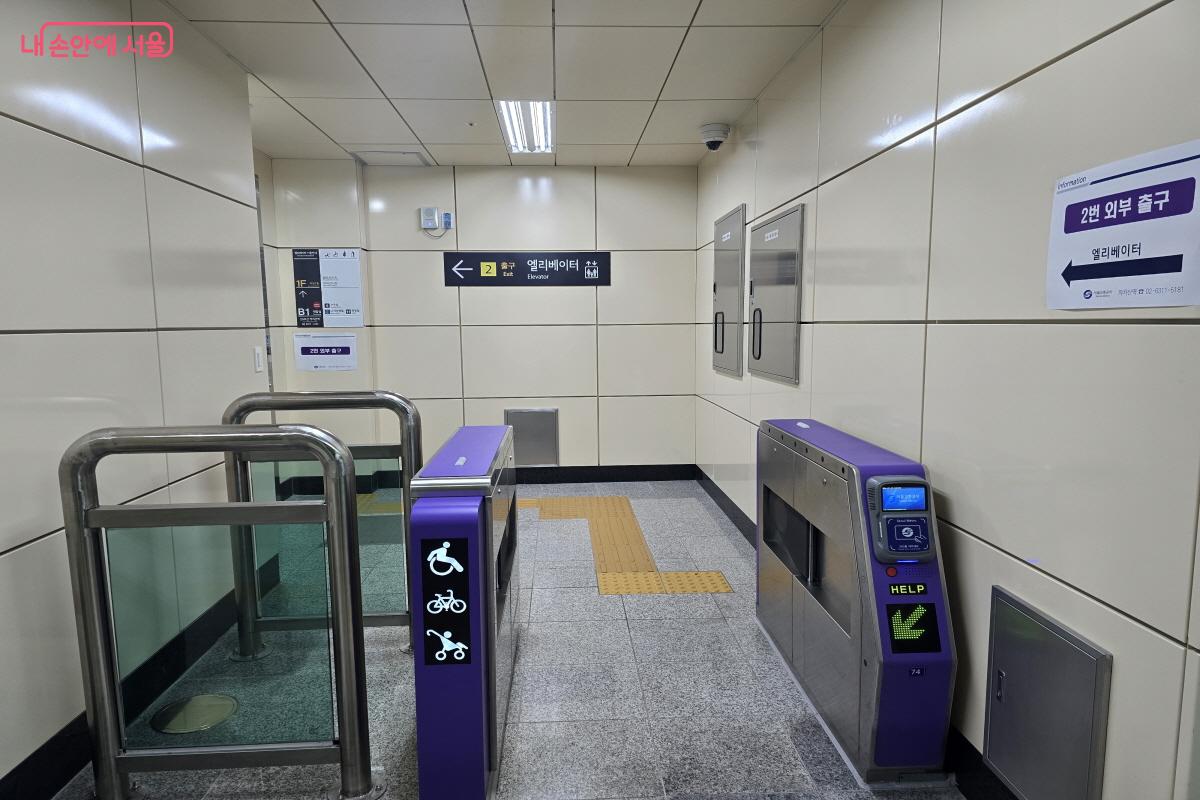 5호선 까치산역 2번 출구 방향 엘리베이터 &copy;조송연
