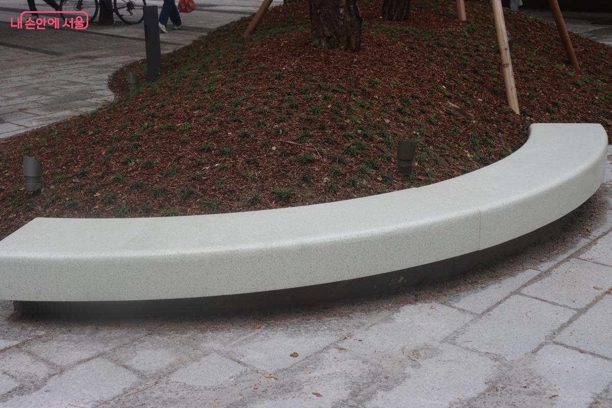 곡선 모양의 벤치로 디자인을 살렸다. &copy;조수연