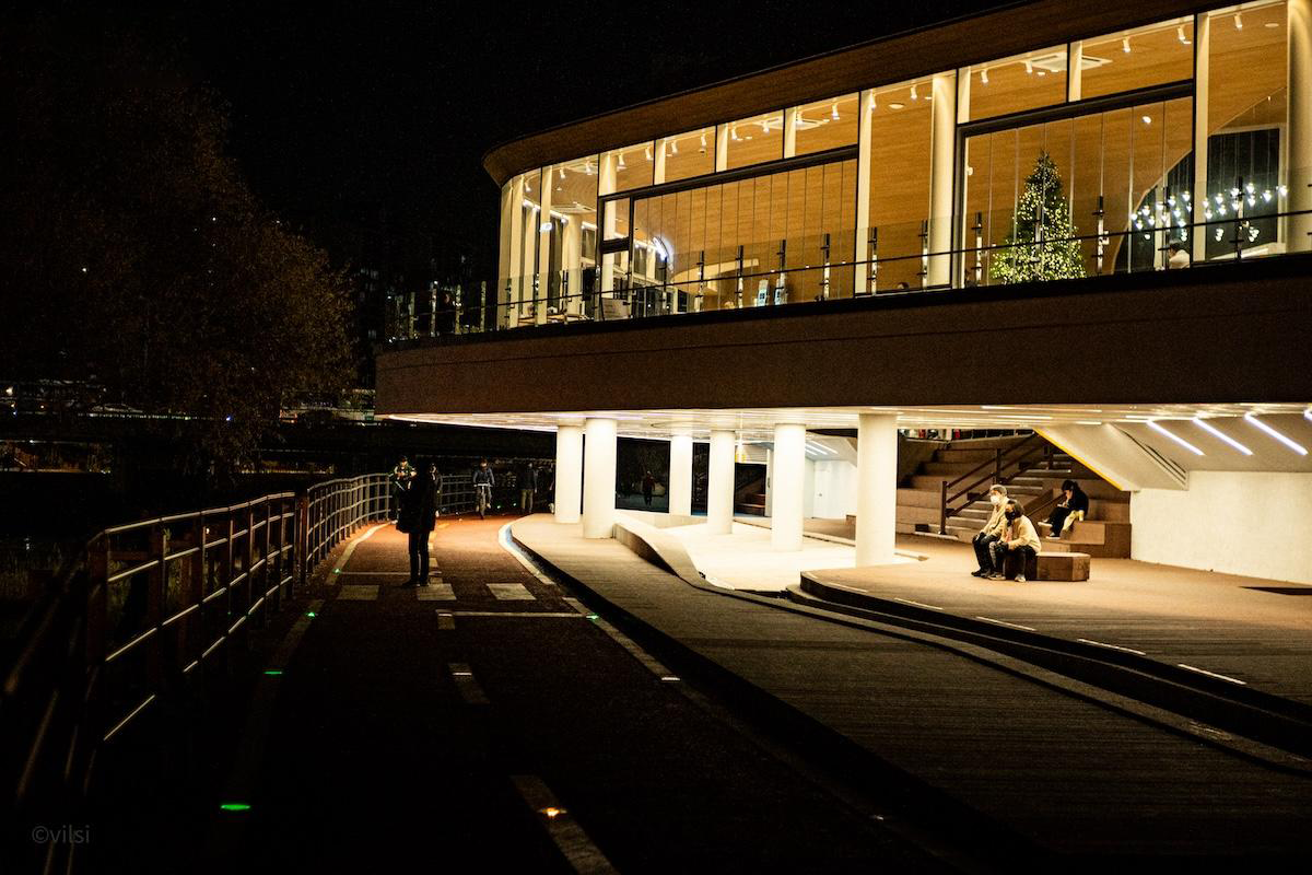 한겨울 쉬어 가기 좋은 우이천 '재간정'&hellip;LP 음악 듣고 만화책 읽고!