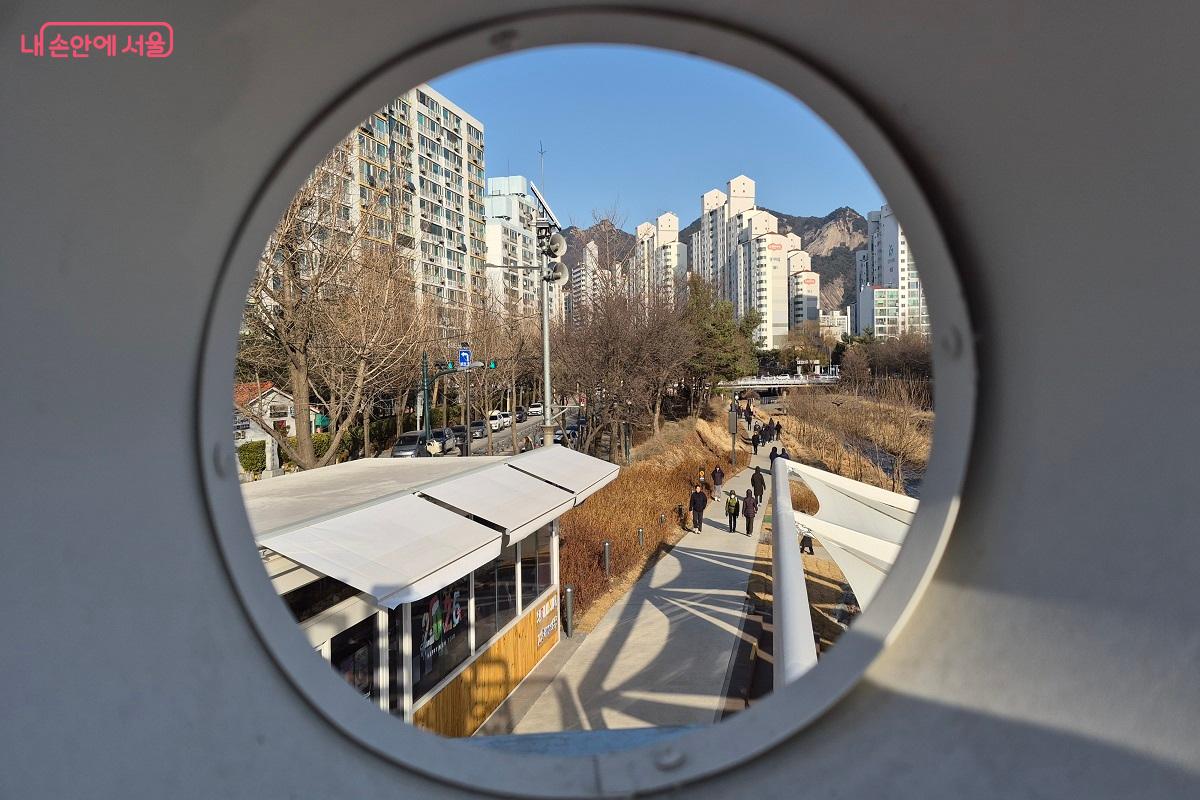 당현마루를 통해 본 당현천을 걷는 사람들 &copy;권수진