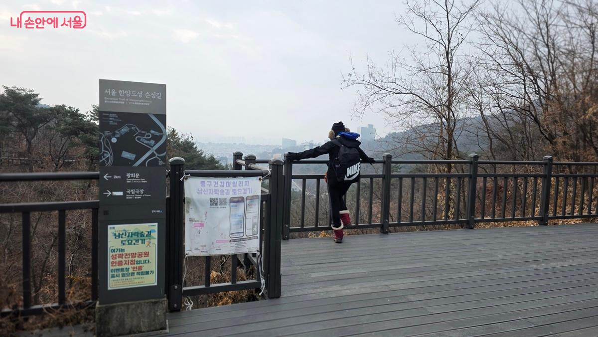 한양도성 순성길 남산구간 전망대. 이태원과 한강 일대가 한 눈에 담긴다. ⓒ최용수
