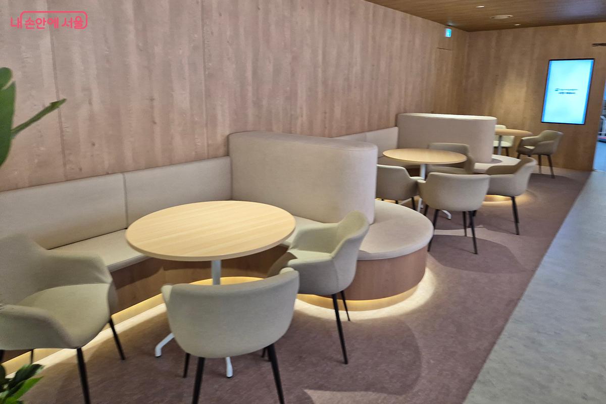 간단한 다과와 독서 등을 즐길 수 있는 센터 내 휴식 공간 ©백승훈