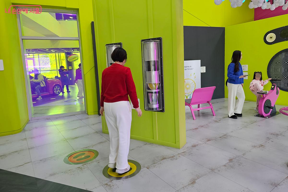 온 가족이 함께 참가해 제자리 뛰기로 과일즙을 짜내어 주스를 만드는 체험을 한다. &copy;백승훈