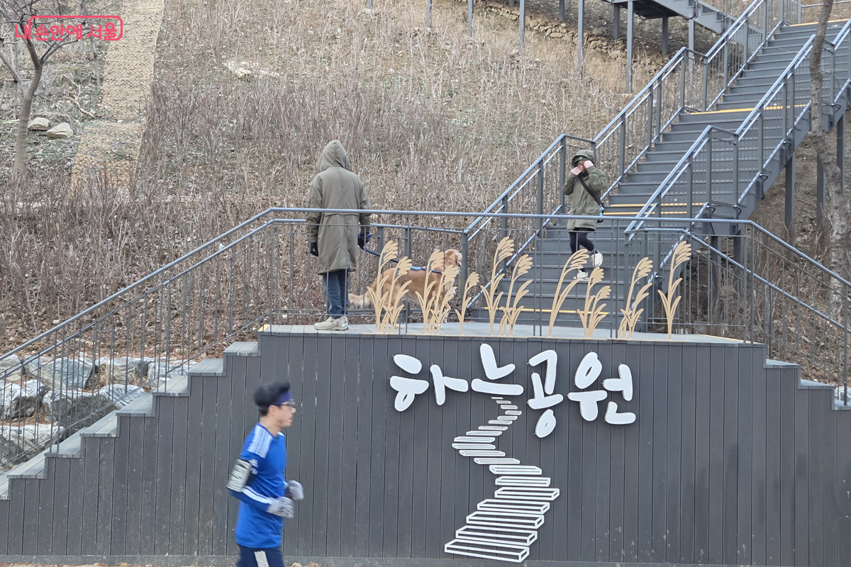 새 단장한 하늘공원 계단 &copy;장미화