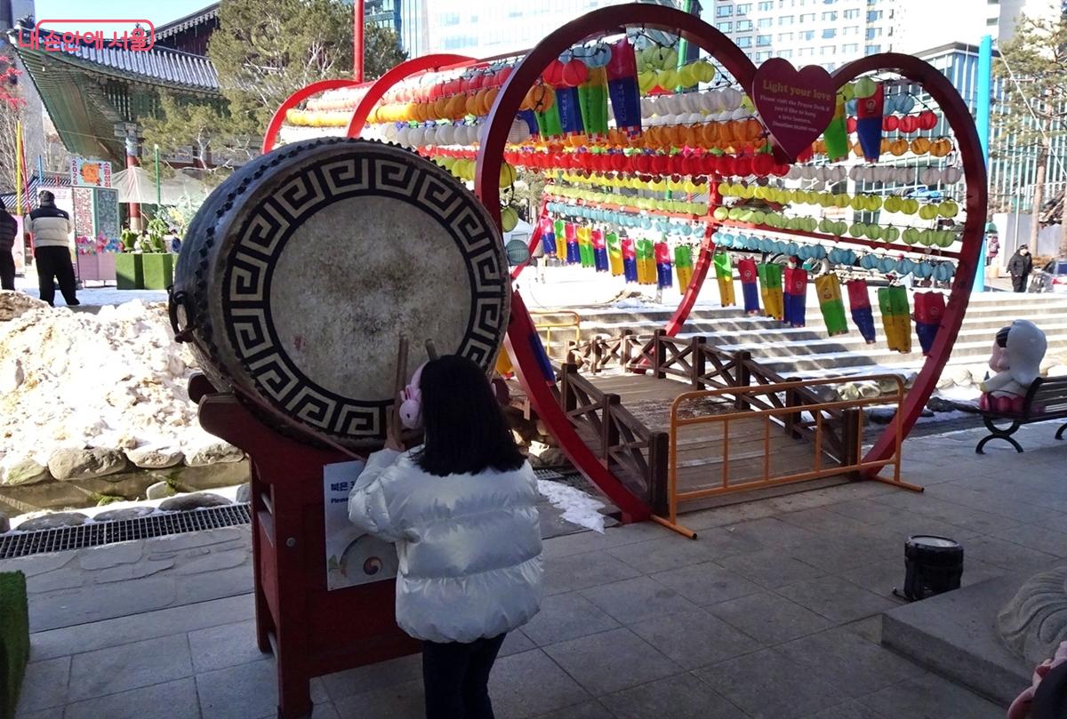 북을 두드리고 들어갈 수 있는 조계사 입구 ⓒ김종성