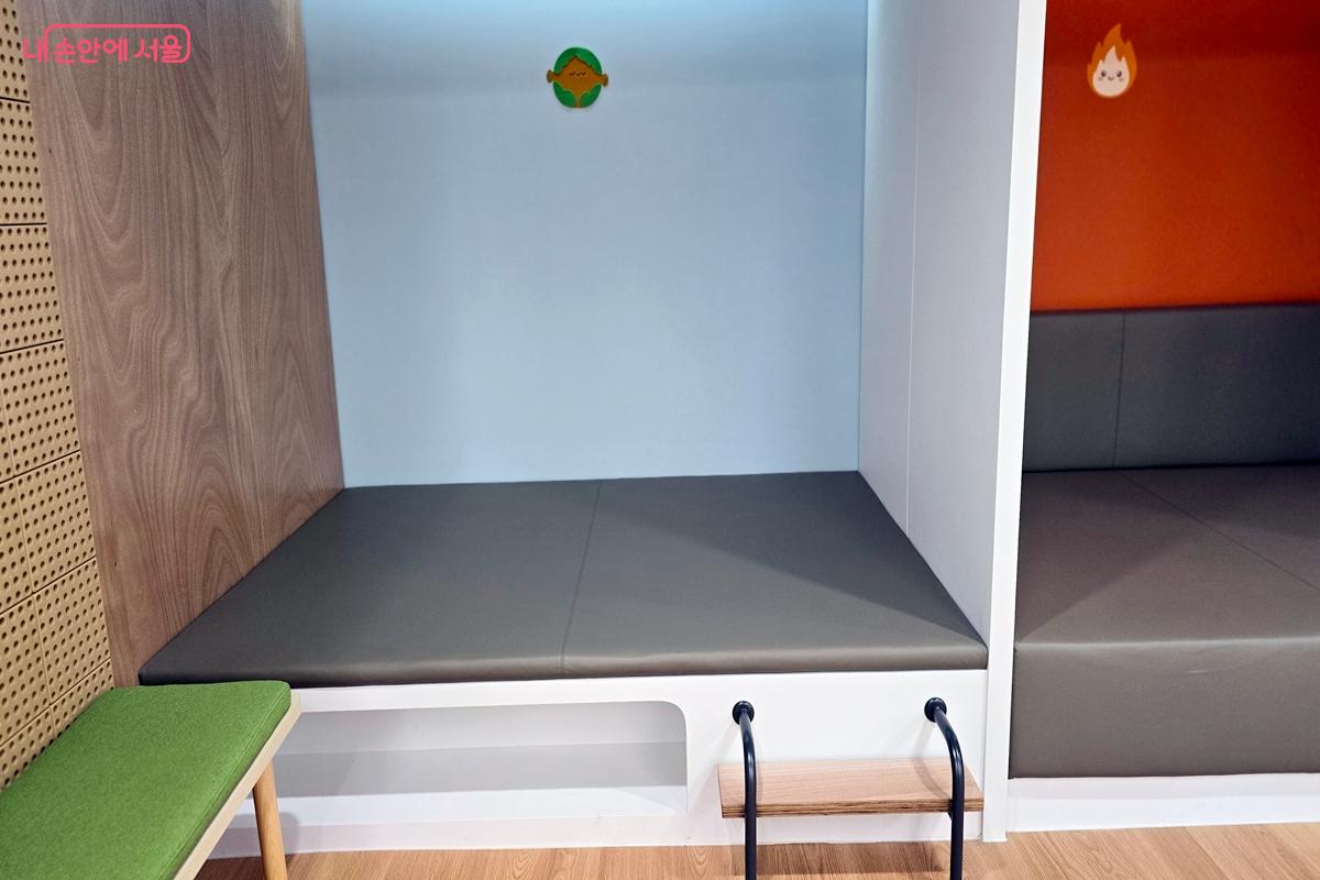 안전을 생각해 발 받침대를 두었다. ©김윤경