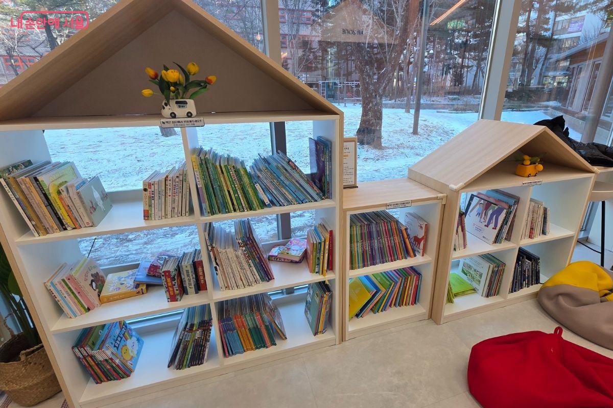 입구에 마련된 독서 공간은 계절의 변화를 한껏 느끼기 좋다.