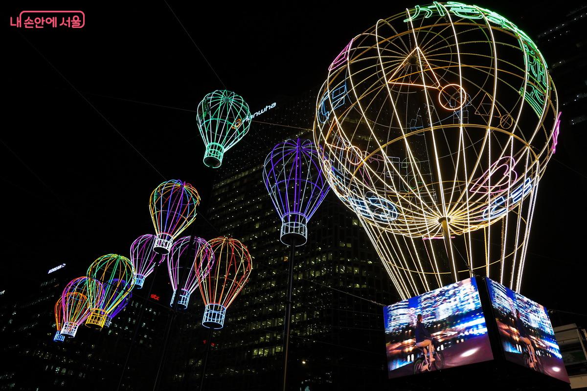 4구역 서울 판타지아) 여의도에서 보던 &lsquo;서울달&rsquo;을 청계천에서 화려한 불빛으로 만난다. &copy;박성환