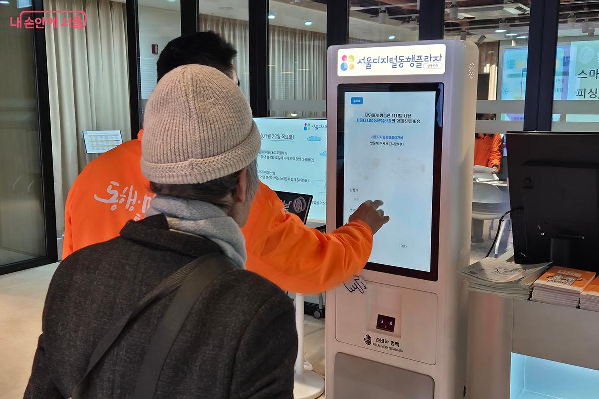 디지털에 익숙하지 않아도 상주 매니저들의 도움으로 원활한 시설 이용이 가능하다. ©백승훈