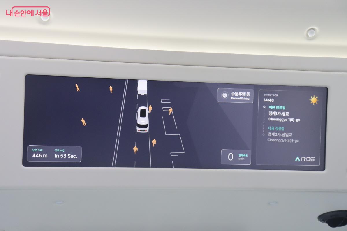 차량 내부 화면에는 주변 보행자와 차량, 신호등 정보가 실시간으로 표시된다. &copy;조송연