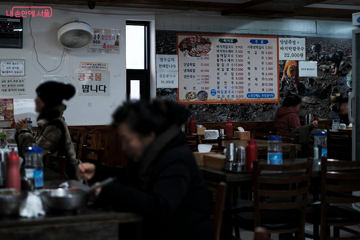 단골이 많은 듯 정겨운 분위기의 식당 내부 ⓒ김아름
