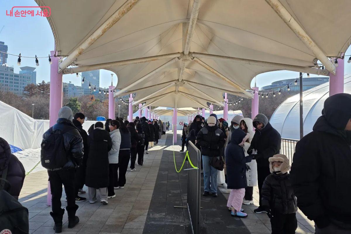 대형 썰매장의 대기 줄은 안전요원들 덕에 빠르게 줄어들었다. ©김민지