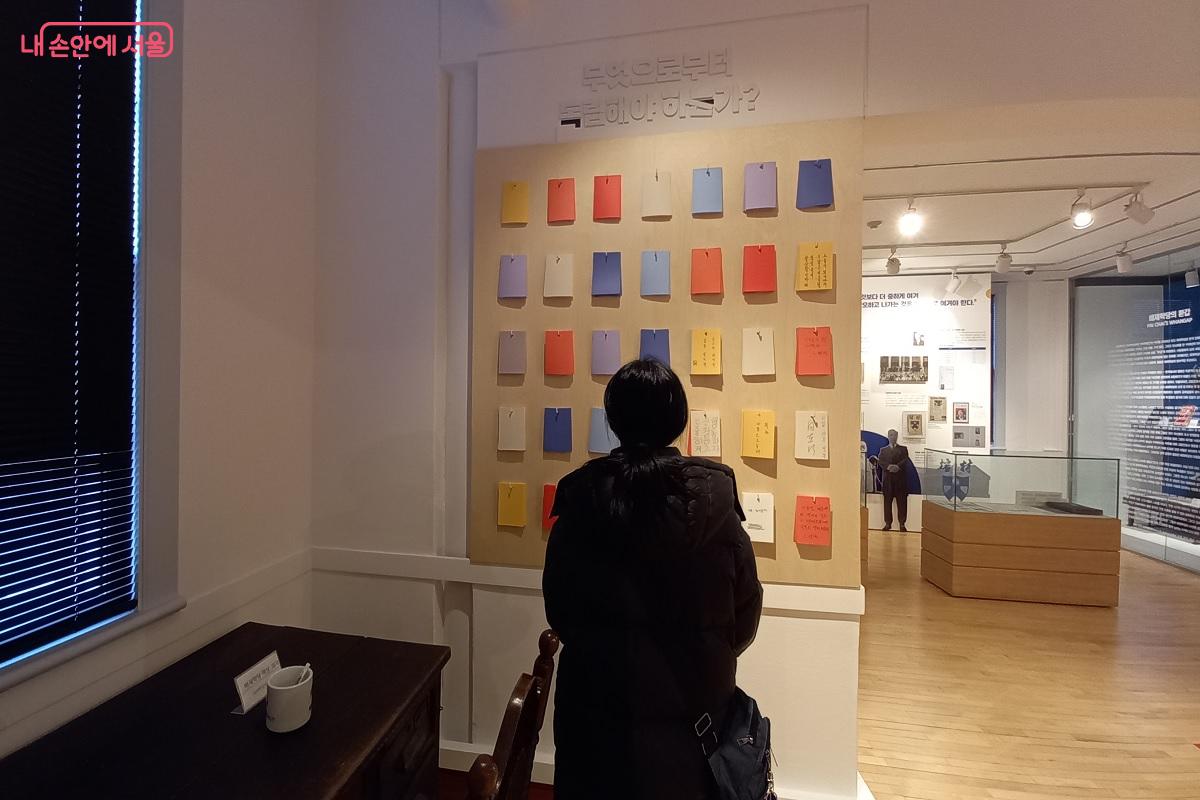 한 시민이 시민들이 작성한 쪽지들을 들여다보고 있다. ©박유진