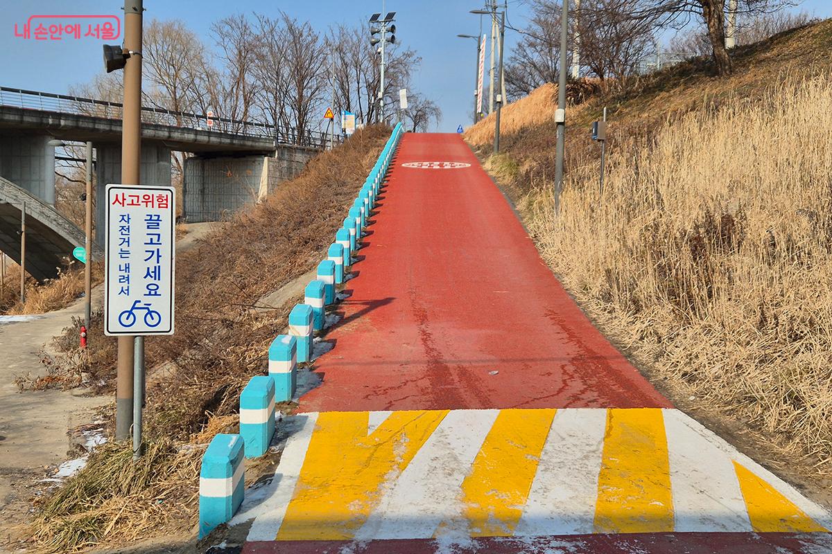 라운지와 도로를 잇는 길에서부터는 안전을 위해 자전거에서 내려 끌고 가야 한다. ©백승훈
