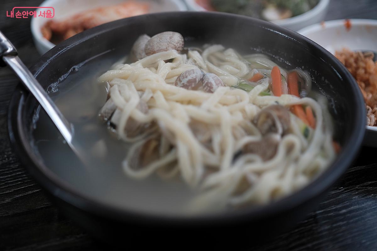 곧이어 나온 바지락 칼국수의 시원한 국물과 푸짐한 바지락, 쫄깃한 면발이 추운 겨울날 몸을 천천히 데워주었다. ⓒ김아름