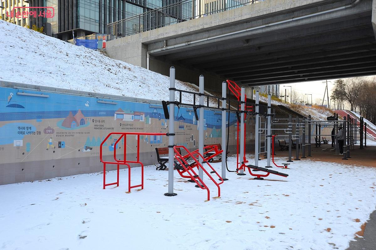 &lsquo;물멍자리&rsquo;를 지나 고덕비즈밸리교 하부 &lsquo;놀이자리&rsquo;의 운동기구 설치존(좌안) &copy;조수봉