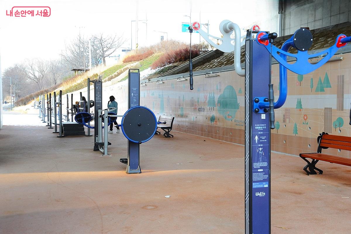 고덕비즈밸리교 하부 &lsquo;놀이자리&rsquo;의 운동기구 설치존(우안) &copy;조수봉