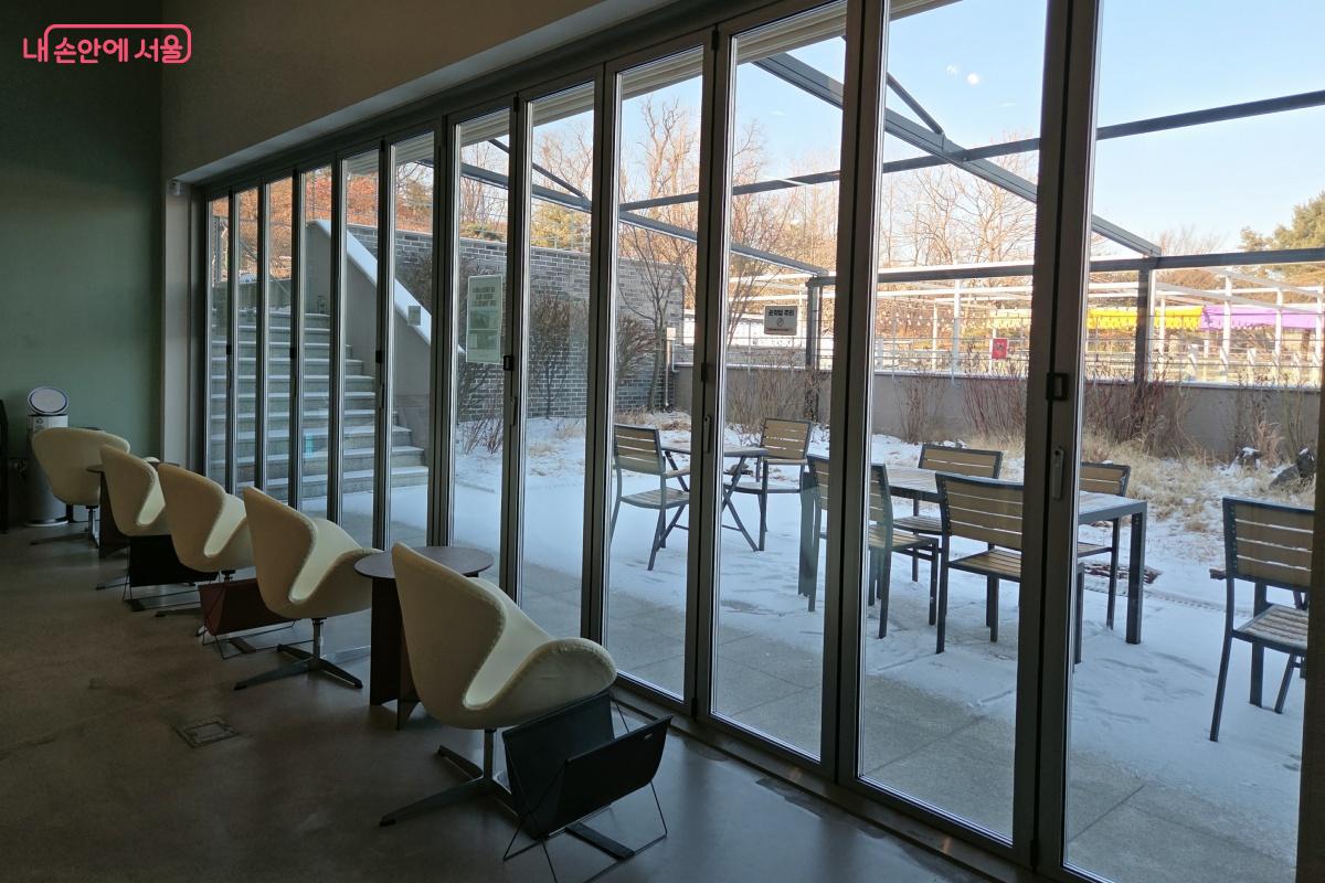 야외 테라스는 한양 성곽을 한눈에 조망할 수 있는 장소다. &copy;김미선