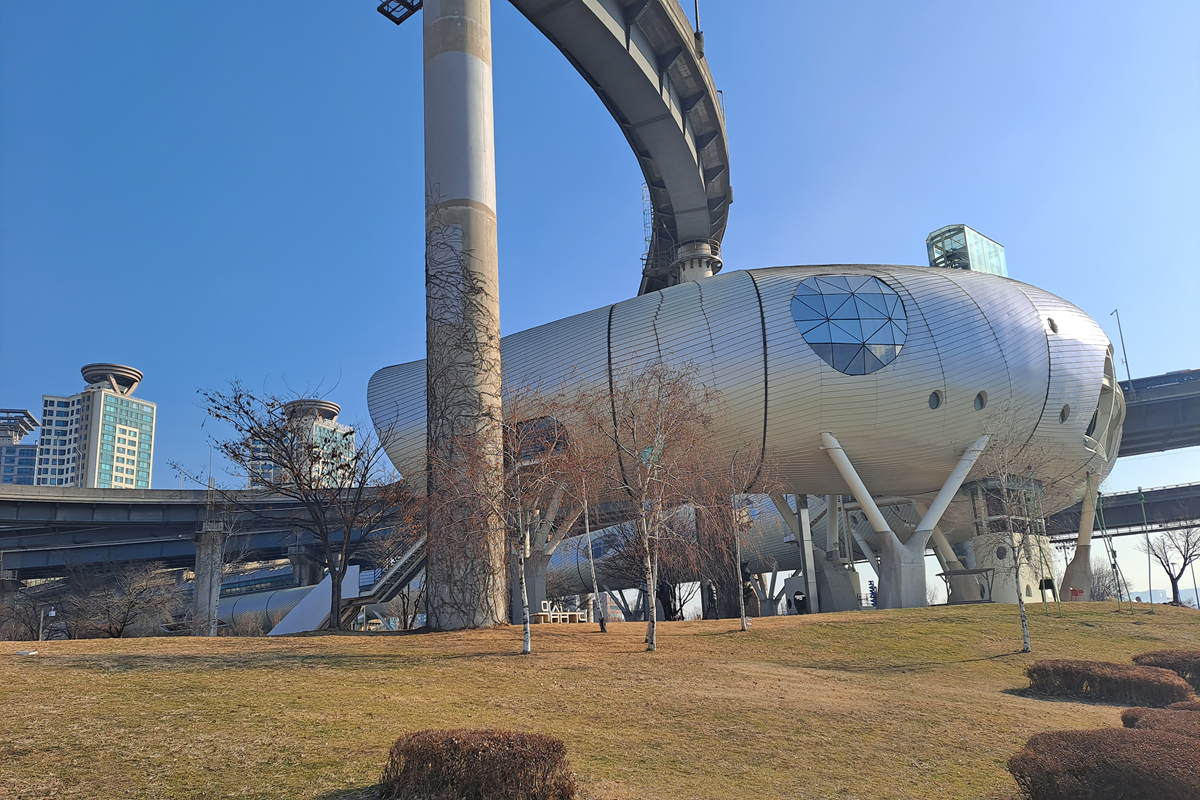 뚝섬 자벌레가 &lsquo;한강플플&rsquo;로 재탄생! 전세대가 즐기는 한강 테마파크