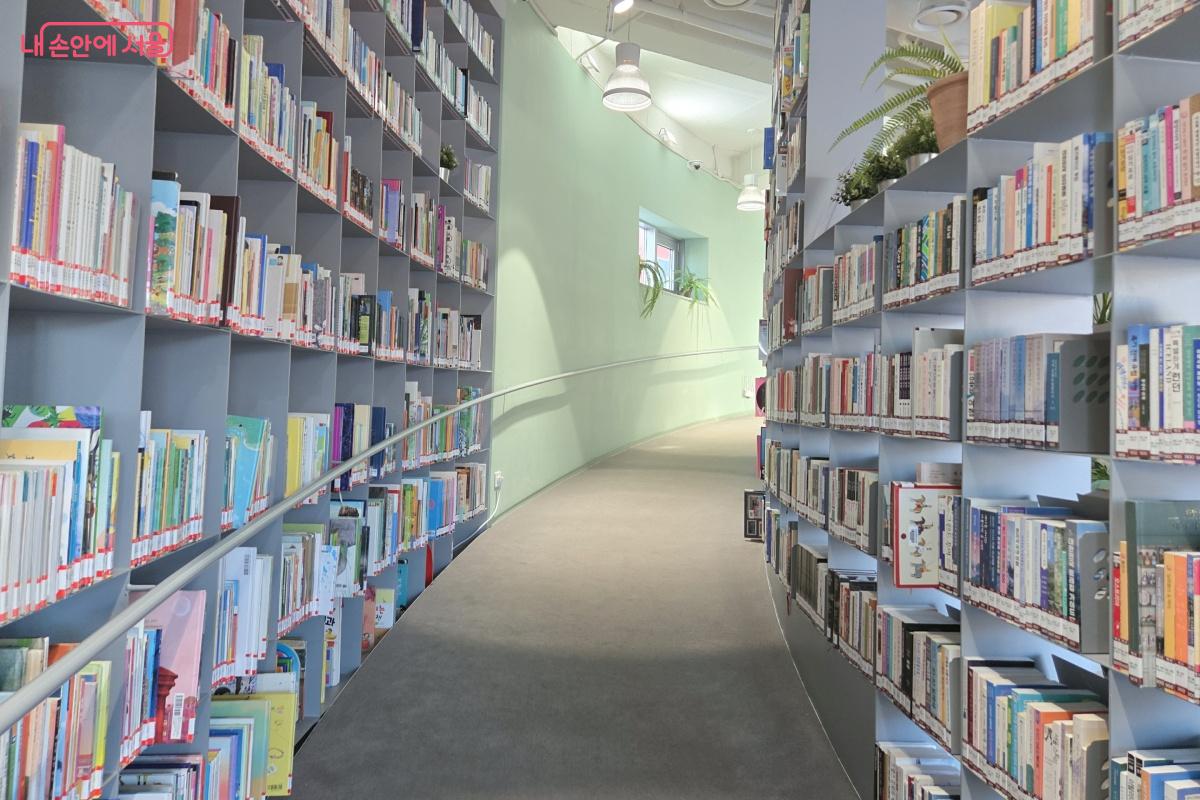 곡선 형태로 배치되어 도서관을 더 푸근하게 만들어주는 듯했다. &copy;김미선