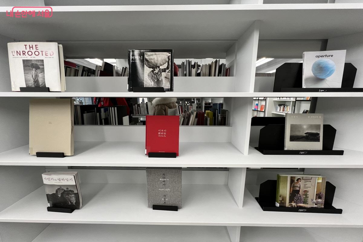 서가마다 큐레이션된 자료들이 비치되어 있다. &copy;박지영