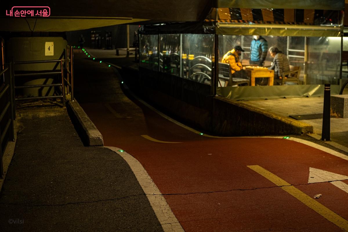 장기를 두는 사이에 우이교의 밤도 깊어간다. &copy;이진형