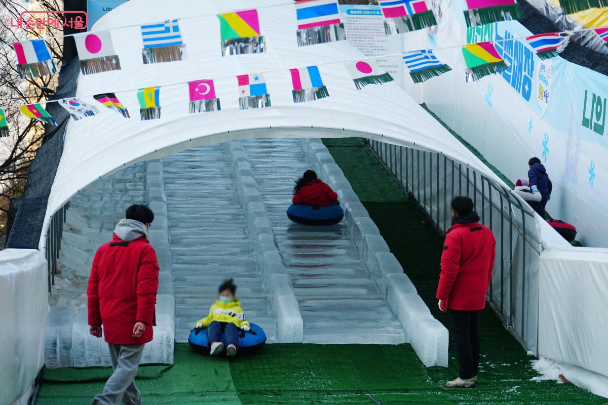 얼음으로 만들어 놓은 봅슬레이 슬로프 &copy;홍혜수