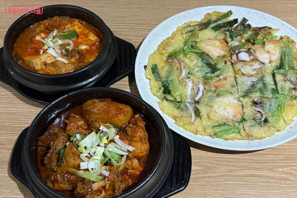 주문한 김치찌개와 뚝닥뚝닭 닭볶음탕, 해물파전 &copy;조수연