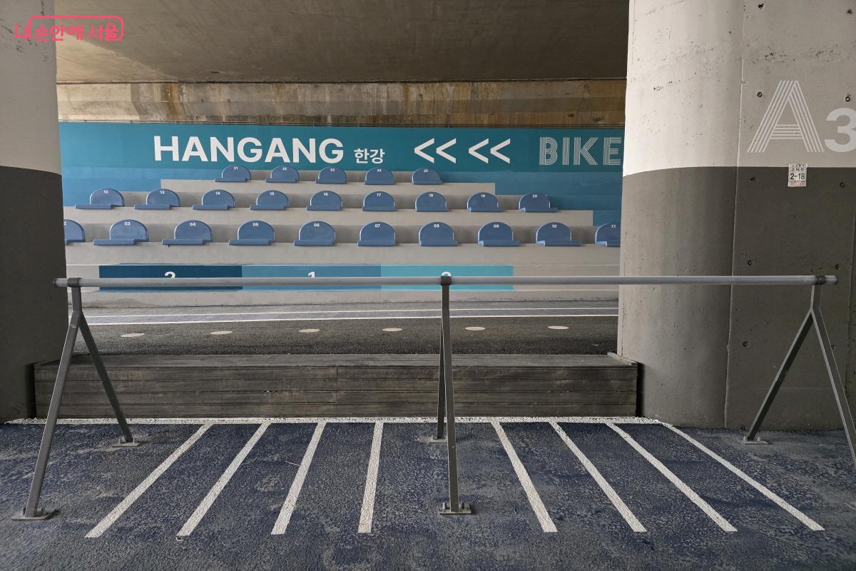 자전거 거치대가 넉넉하다. &copy;조수연