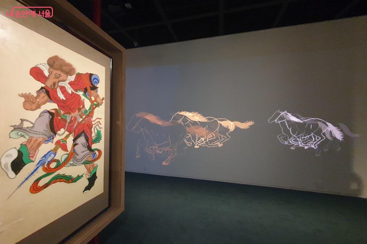 전시는 십이지 동물 중 &lsquo;말&rsquo;과 관련된 다양한 이야기를 따뜻한 시선으로 풀어낸다. &copy;김병규
