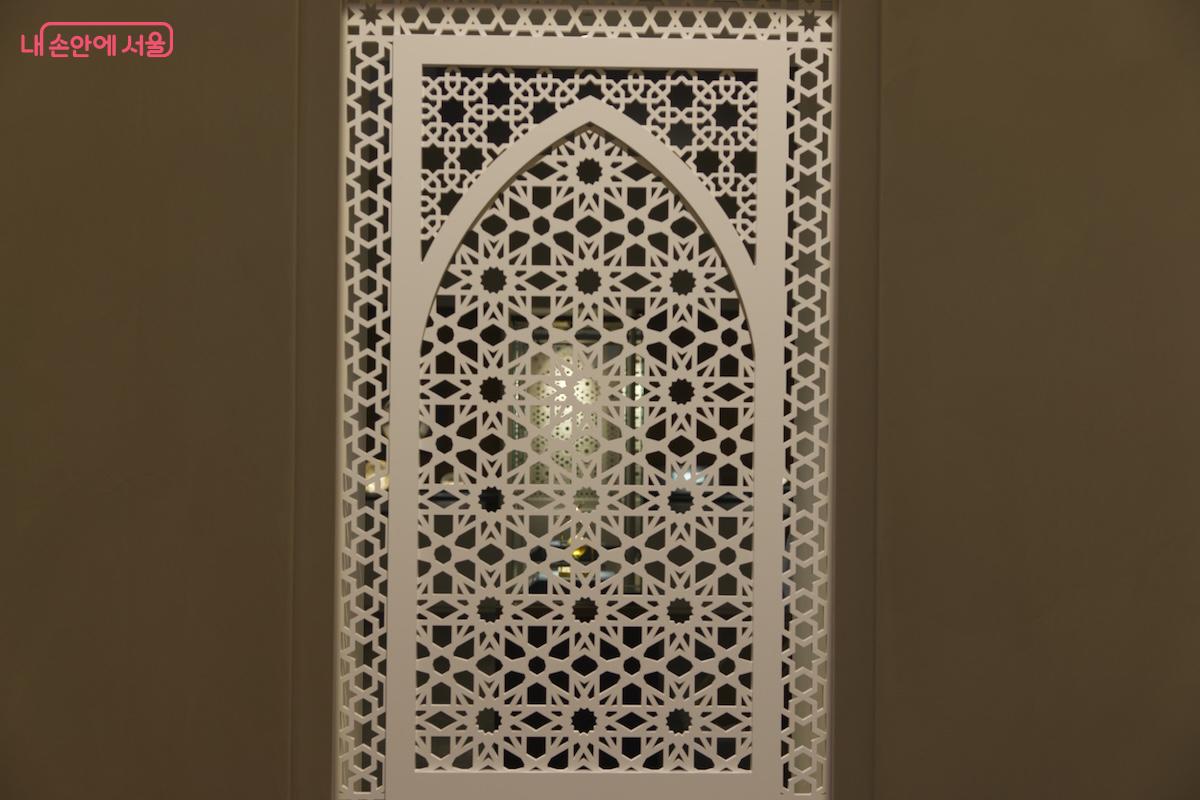 마치 해외여행을 온 것 처럼 이국적인 전시관 분위기가 돋보인다