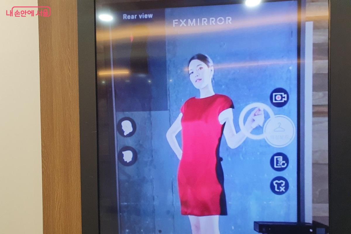 빨간 원피스를 입고 변신한 모습 &copy;엄윤주