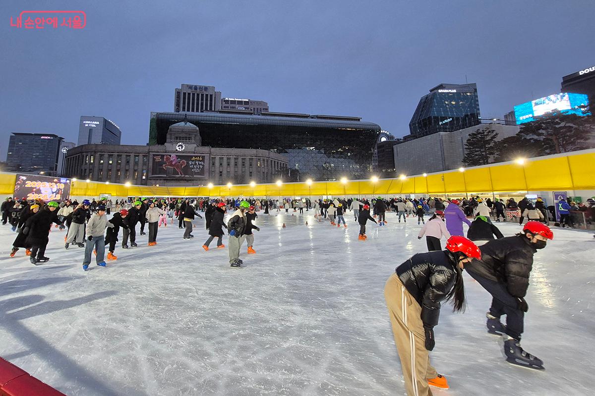 노란빛을 담은 마름모 형태의 &lsquo;윈터링&rsquo;으로 꾸며졌다. &copy;백승훈 