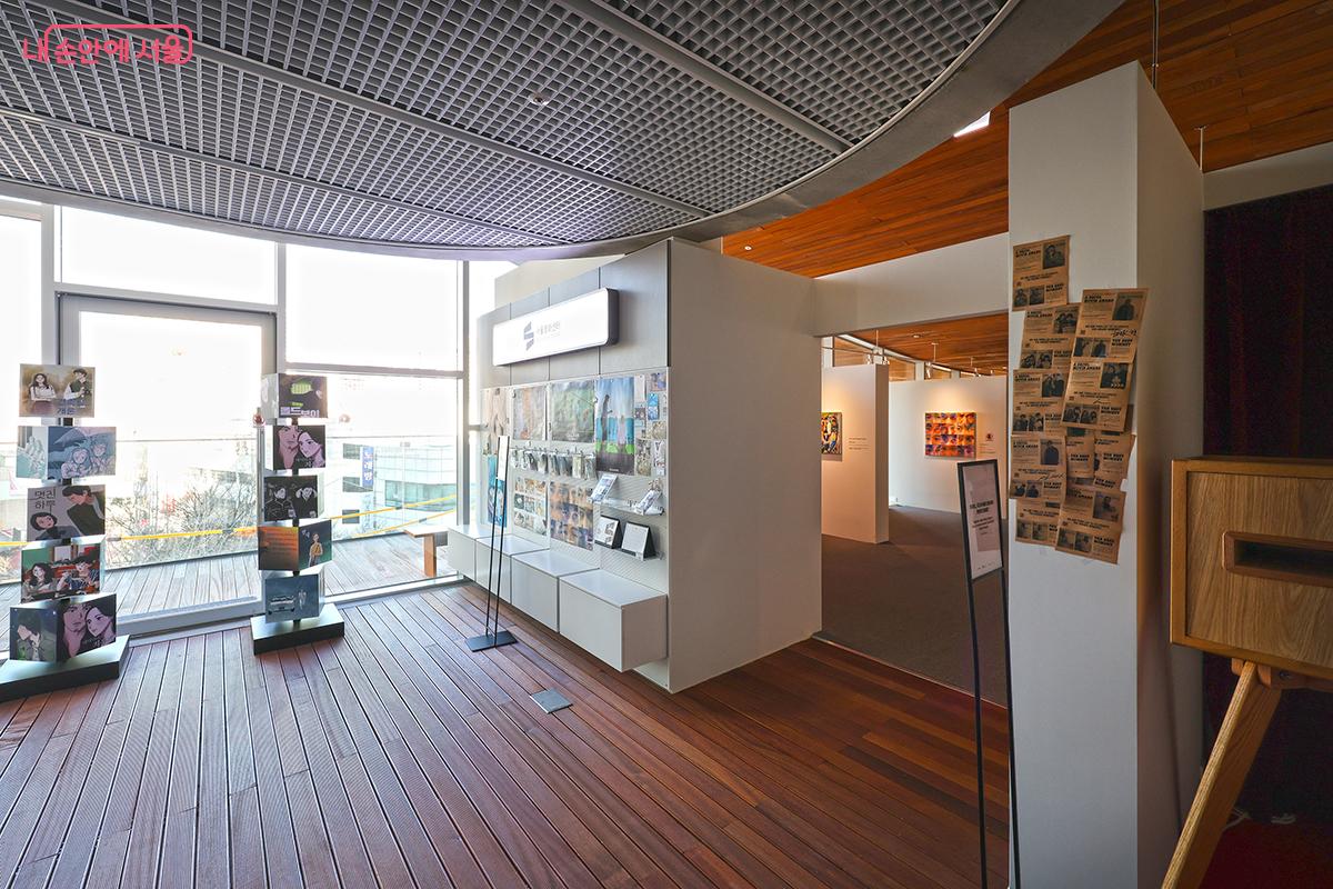 영화 포스터와 각종 굿즈들이 전시된 개관 전시회 &copy;김주연