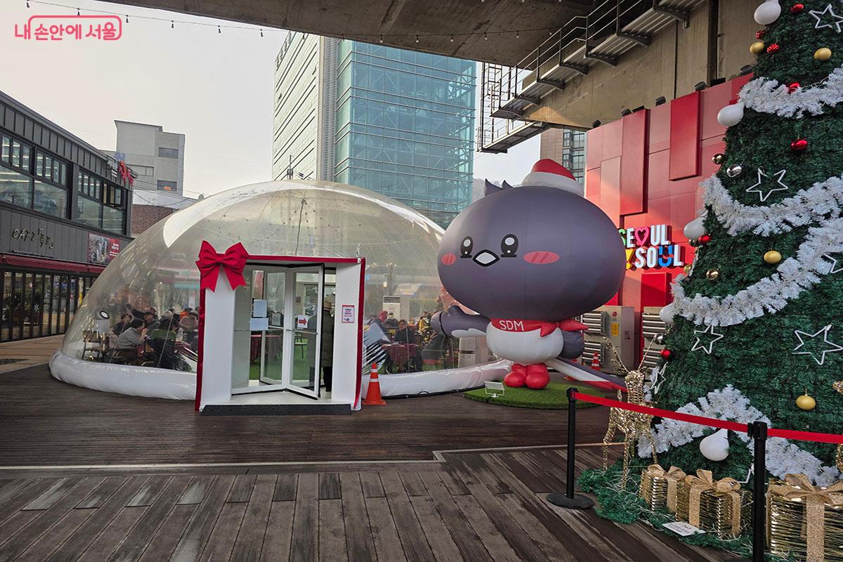 겨울에도 따뜻하게 홍제폭포를 감상할 수 있는 돔 좌석 공간 &copy;이정민