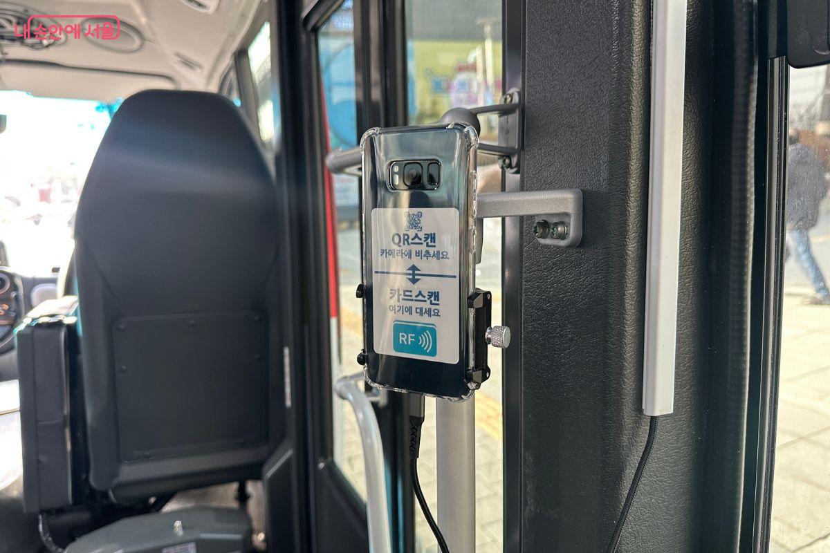 입구에 부착된 스마트폰에 QR 스캔을 해야 한다. ©김재형
